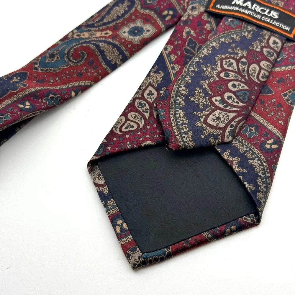 Marcus Neiman Marcus‎ Silk Tie Mens Burgundy Navy Paisley Handmade USA 3.625in